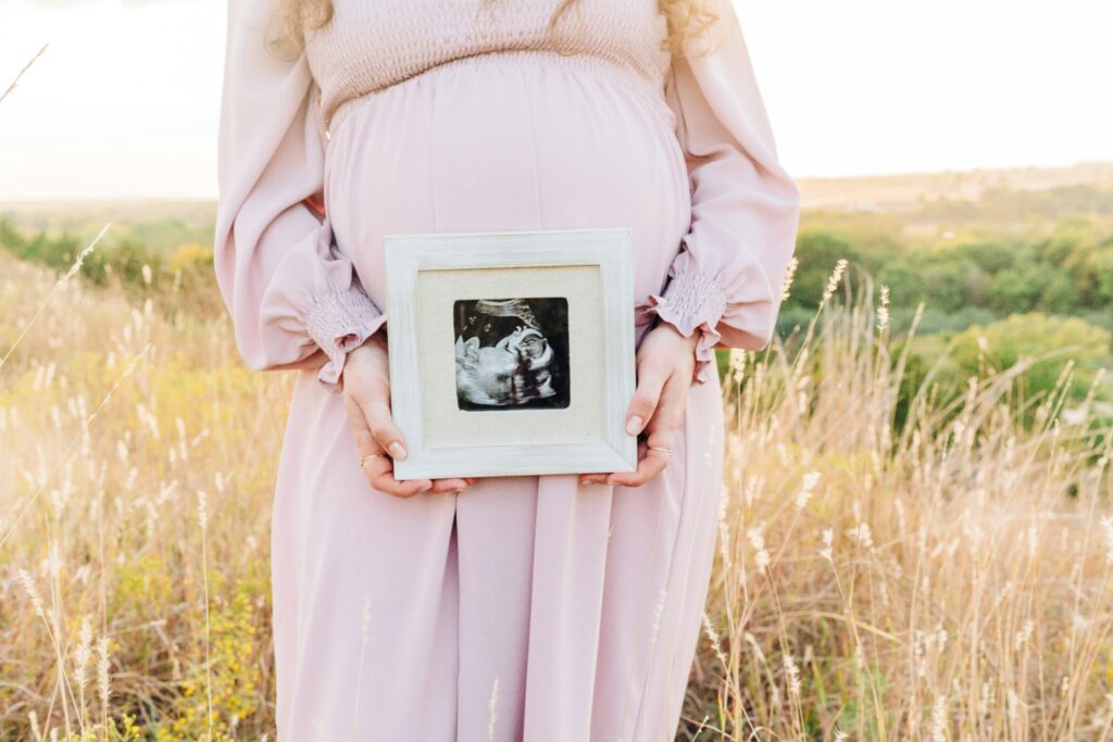 pregnant mom with sonogram